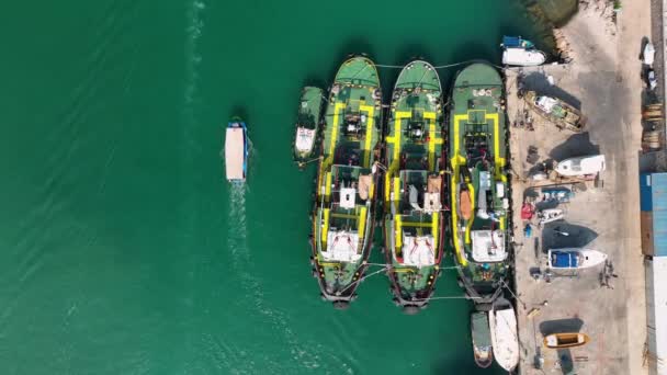 Vontatóhajó Kikötéshez Aerial View Törökország Alanya — Stock videók