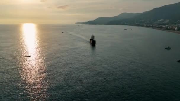 Pirates Yacht Anlöper Hamnen Antenn Turkiet Aanya — Stockvideo