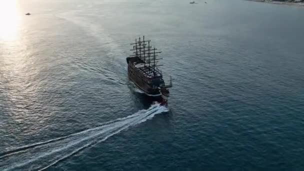 海賊ヨットは空港の航空ビューで呼び出し4 Kトルコ Aanya — ストック動画