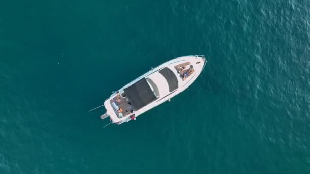 Большая Яхта Стоит Моря — стоковое видео