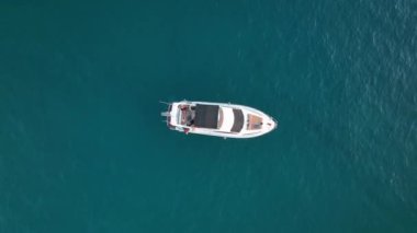 Büyük bir yat denizde duruyor.