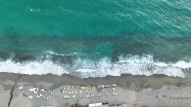 Denizin gök mavisi.