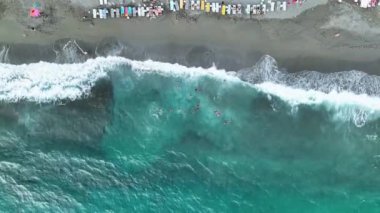 Denizin gök mavisi.