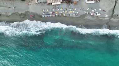 Denizin gök mavisi.