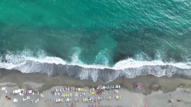 Denizin gök mavisi.