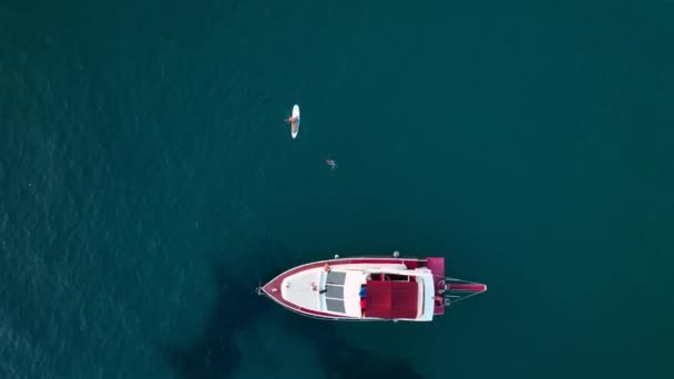 一艘大游艇停靠在海上 — 图库视频影像
