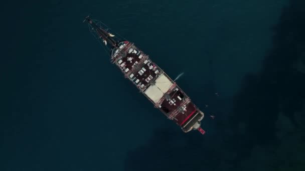 一艘大游艇停靠在海上 — 图库视频影像