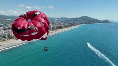 Parasailing hava görüntüsü 4 K Türkiye Alanya.