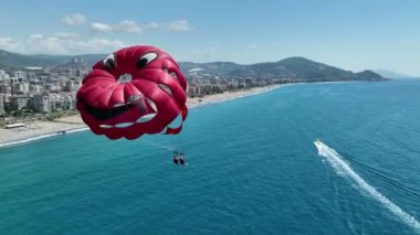 Parasailing hava görüntüsü 4 K Türkiye Alanya.