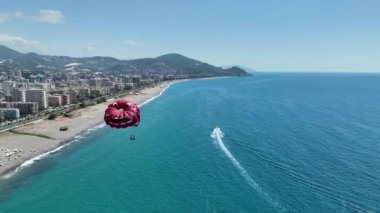 Parasailing hava görüntüsü 4 K Türkiye Alanya.