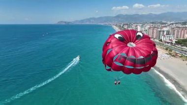 Parasailing hava görüntüsü 4 K Türkiye Alanya.