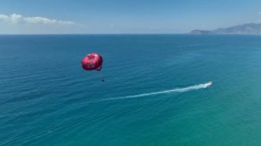 Parasailing hava görüntüsü 4 K Türkiye Alanya.
