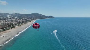 Parasailing hava görüntüsü 4 K Türkiye Alanya.