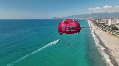 Parasailing hava görüntüsü 4 K Türkiye Alanya.