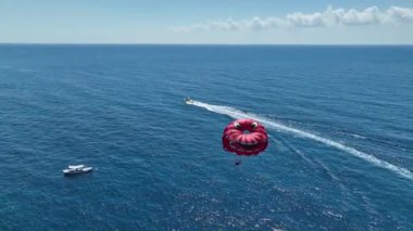 Parasailing hava görüntüsü 4 K Türkiye Alanya.
