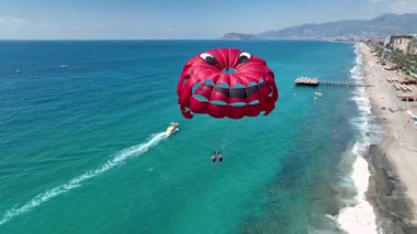 Parasailing hava görüntüsü 4 K Türkiye Alanya.
