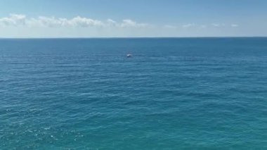 Spor teknesi denizde hızlı gider.