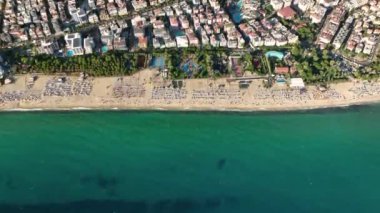 Şehrin üzerinde renkli günbatımı