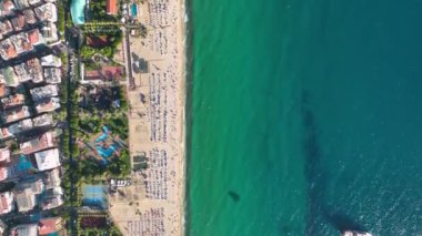 Şehrin üzerinde renkli günbatımı