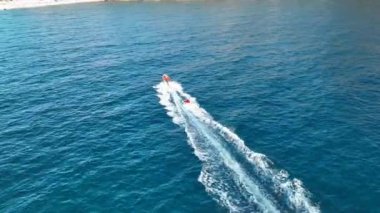 Spor teknesi denizde hızlı gider.