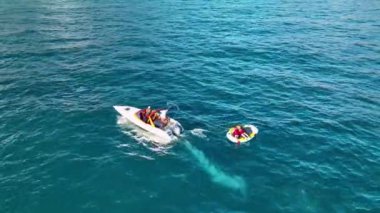 Spor teknesi denizde hızlı gider.