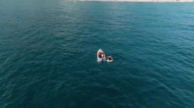 Spor teknesi denizde hızlı gider.