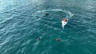 Spor teknesi denizde hızlı gider.