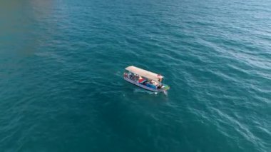 Deniz kıyısında balık tutmak Bir teknede avlanmak