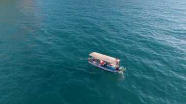 Deniz kıyısında balık tutmak Bir teknede avlanmak