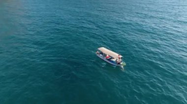 Deniz kıyısında balık tutmak Bir teknede avlanmak