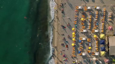 Denizin gök mavisi.