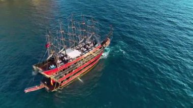 Büyük bir yat denizde duruyor.