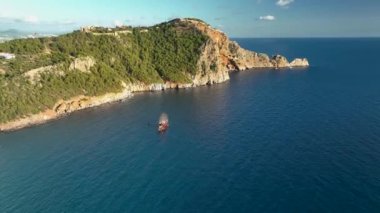 Büyük bir yat denizde duruyor.