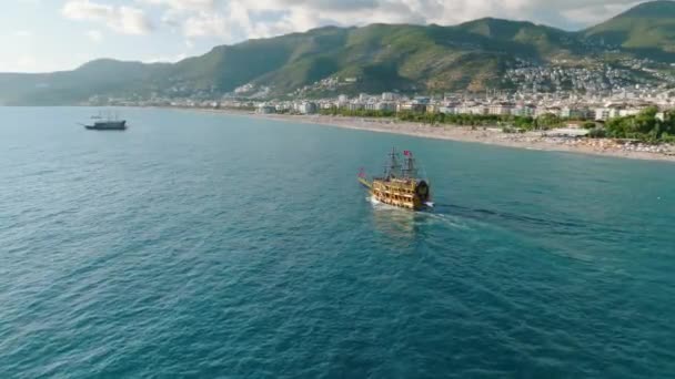 Pirates Yacht Anlöper Hamnen Antenn Turkiet Aanya — Stockvideo