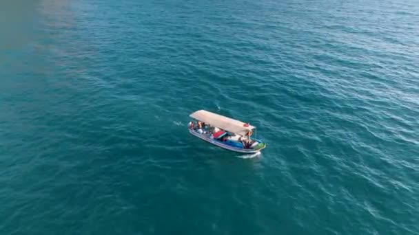 Deniz Kıyısında Balık Tutmak Bir Teknede Avlanmak — Stok video