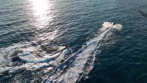 Spor Teknesi Denizde Hızlı Gider — Stok video