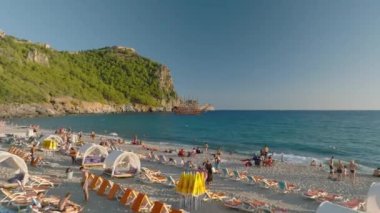 Denizin gök mavisi.