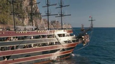 Büyük bir yat denizde duruyor.