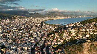 Şehrin üzerinde renkli günbatımı