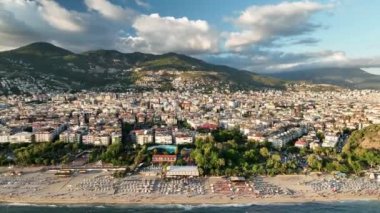 Şehrin üzerinde renkli günbatımı