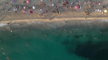 Denizin gök mavisi.