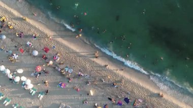 Denizin gök mavisi.