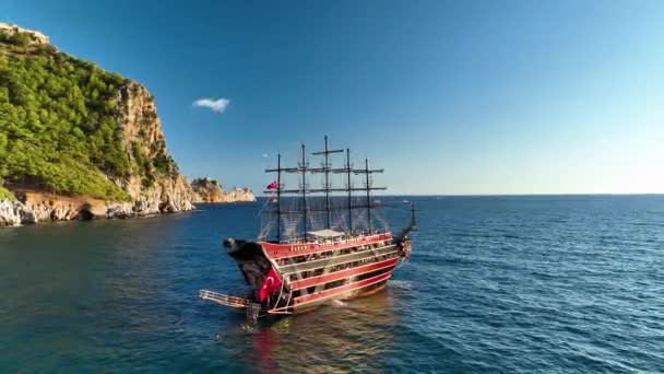 Велика Яхта Стоїть Морі — стокове відео