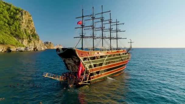 Большая Яхта Стоит Моря — стоковое видео