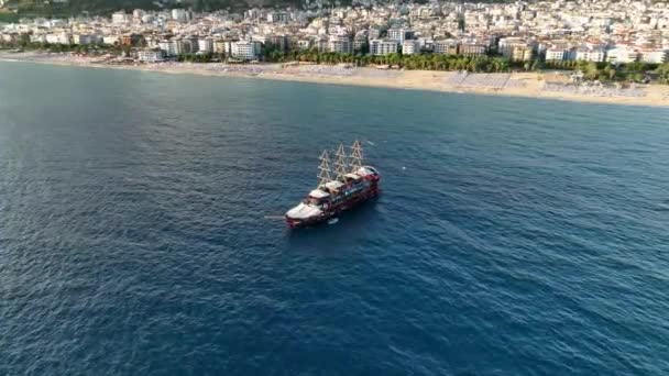Пиратская Яхта Заходит Порт Видом Море — стоковое видео