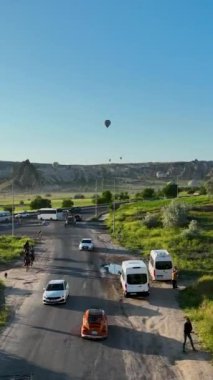 Hindi. İnsansız hava aracı inanılmaz kaya oluşumlarının üzerinde uçuyor. Muhteşem bir manzara.