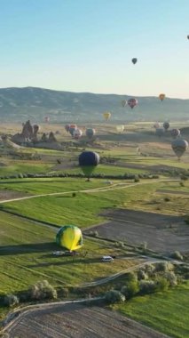 Sıcak hava balonları Kapadokya 'nın dağlık arazisinde uçuyor.