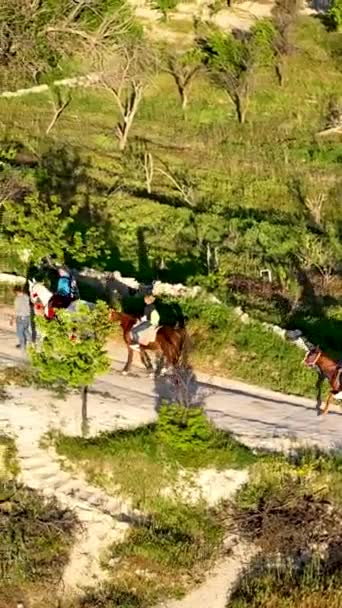 カッパドキアに乗馬 — ストック動画