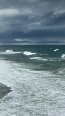 Deniz dikey videosunun gök mavisi