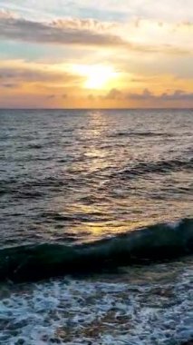 Deniz dikey videosunun gök mavisi